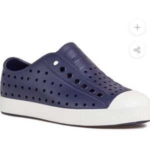 Native vegan navy shoes, youth size j4,